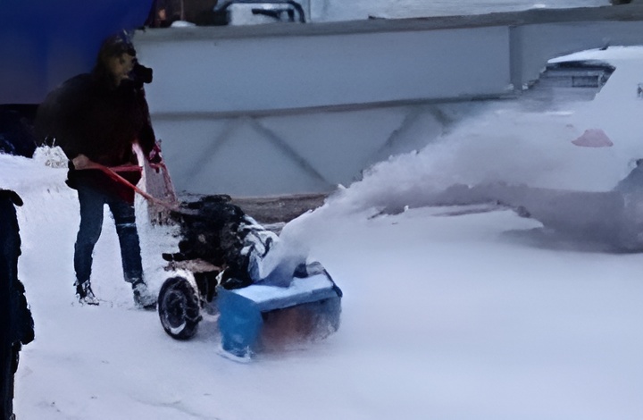 Идеальное решение для легкой уборки снега! МТ407-13 и снегоуборочная насадка (артикул 00-00000278)